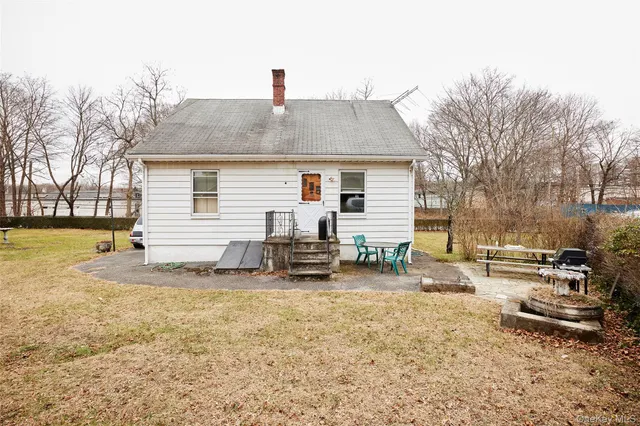 a view of a house with backyard