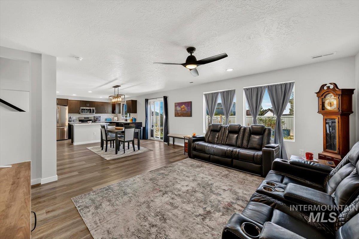 8575 South Foraker Way Kuna, ID 83634 - Photo 9 of 43 Large Great Room