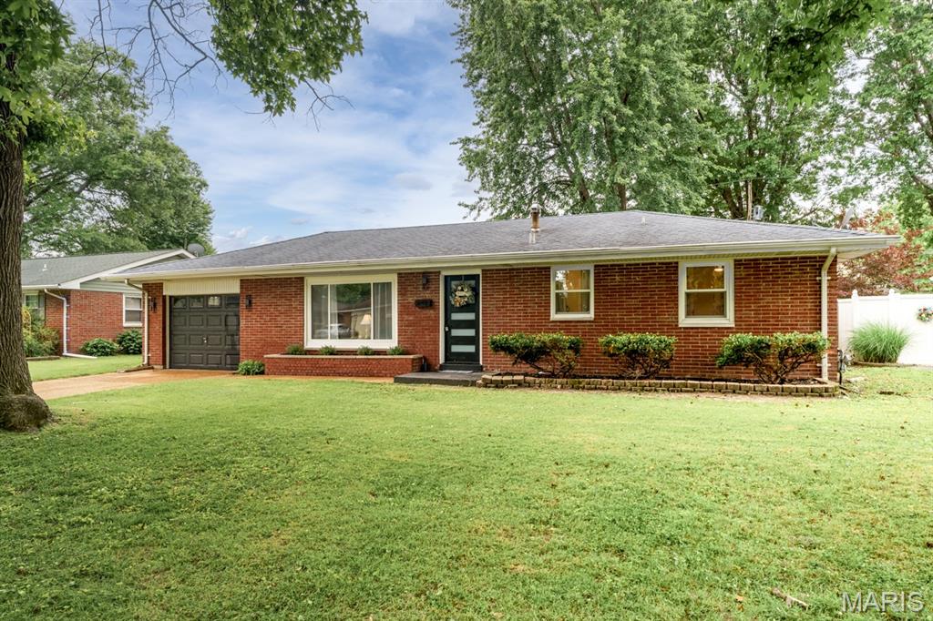 41 Riviera Drive Granite City, IL 62040 - Photo 2 of 33