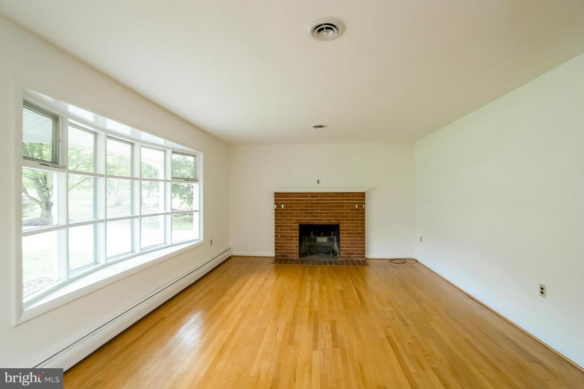 11809 Wayneridge Street Fulton, MD 20759 - Photo 5 of 25 Living Room