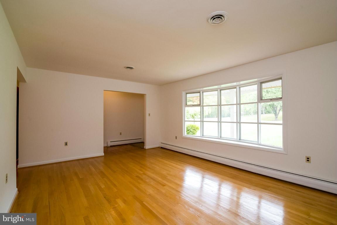 11809 Wayneridge Street Fulton, MD 20759 - Photo 7 of 25 Living Room