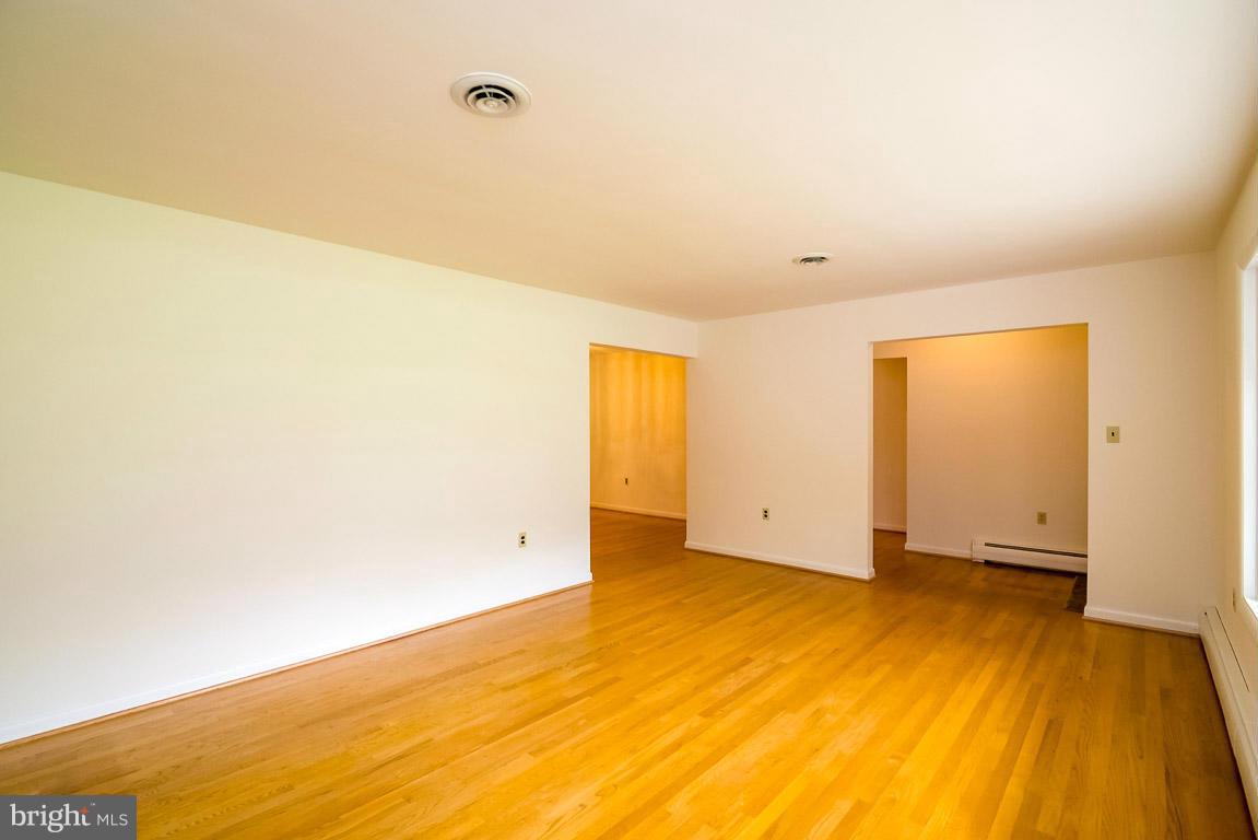 11809 Wayneridge Street Fulton, MD 20759 - Photo 8 of 25 Living Room