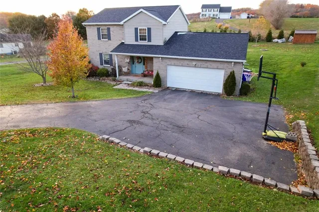 a view of a house with a yard