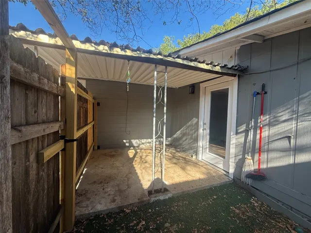 a view of a house with backyard