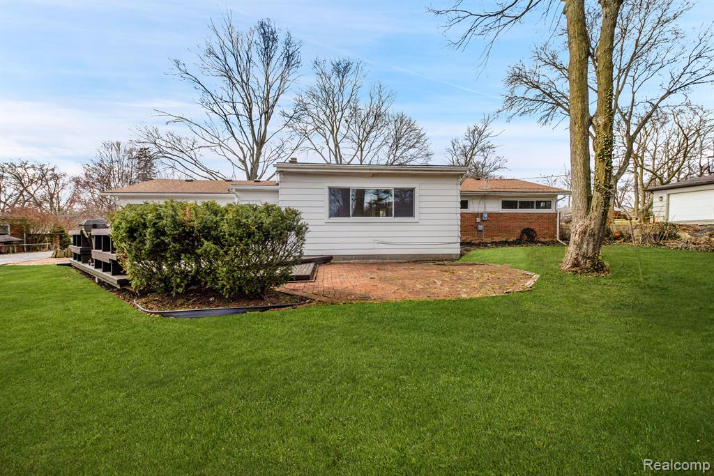 28390 New Castle Road Farmington, MI 48331 - Photo 4 of 37