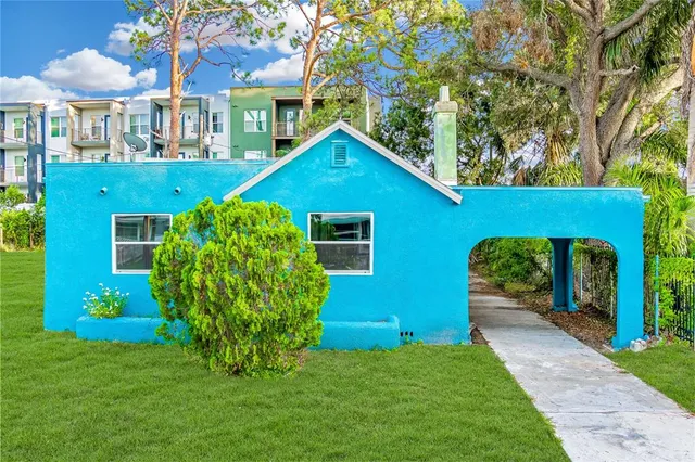 a view of a house with a yard