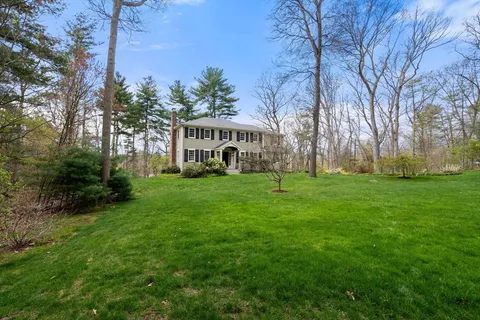 a view of house with garden