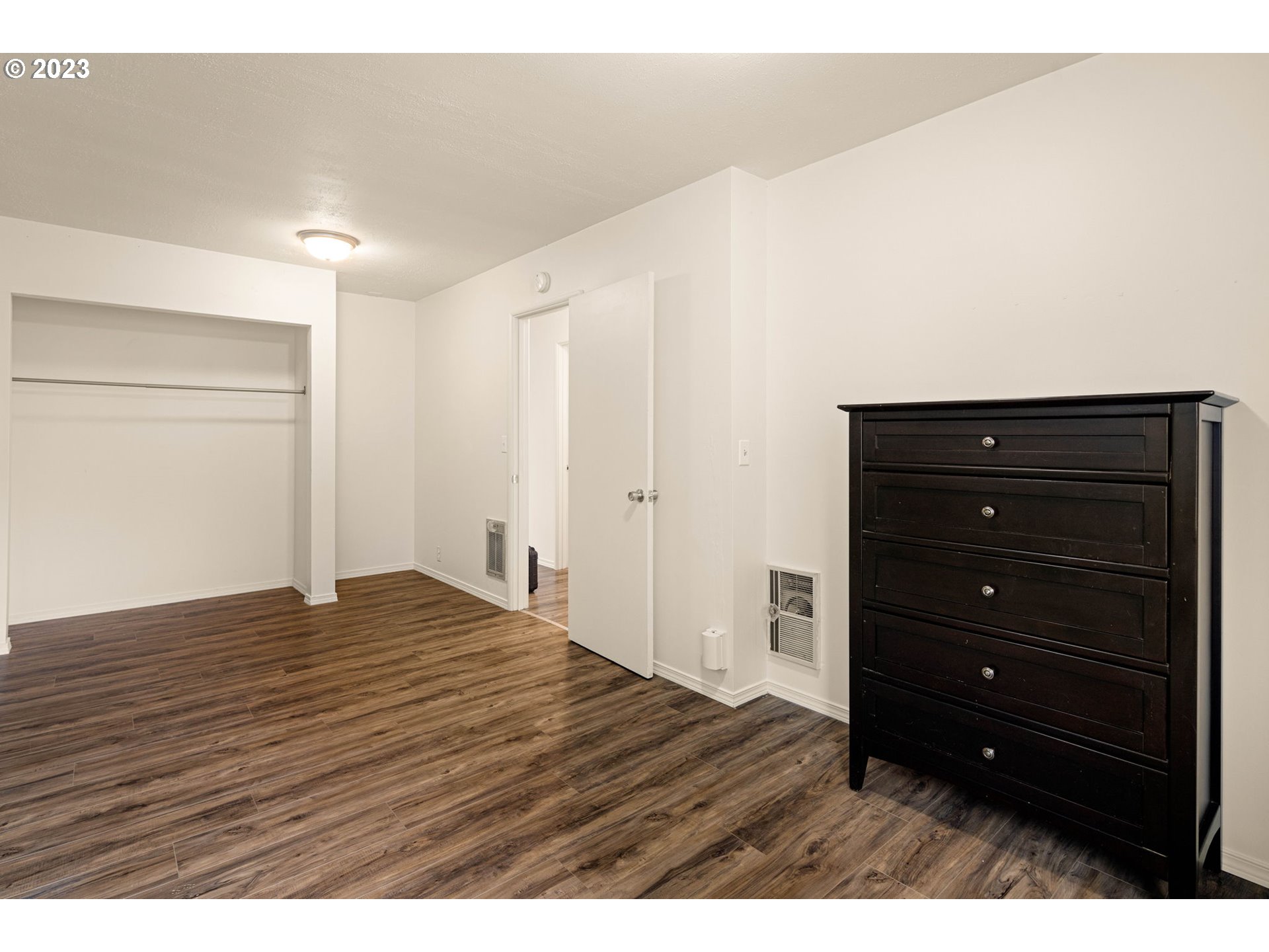 1833 North 12th Street Springfield, OR 97477 - Photo 17 of 37 a room with a dresser in it