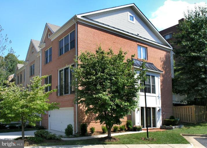 11479 Waterhaven Court Reston, VA 20190 - Photo 5 of 30 Exterior (Main)
