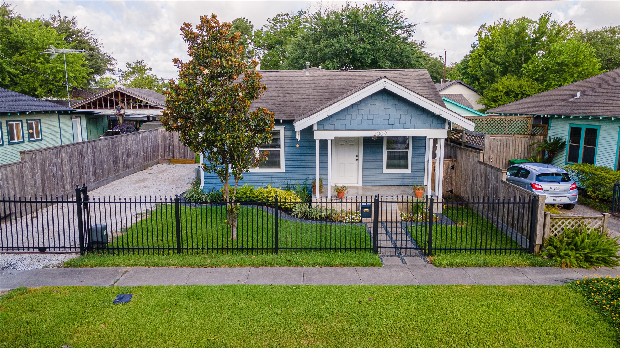 2009 Singleton Street Houston, TX 77008 - Photo 4 of 24 a view of backyard of the house