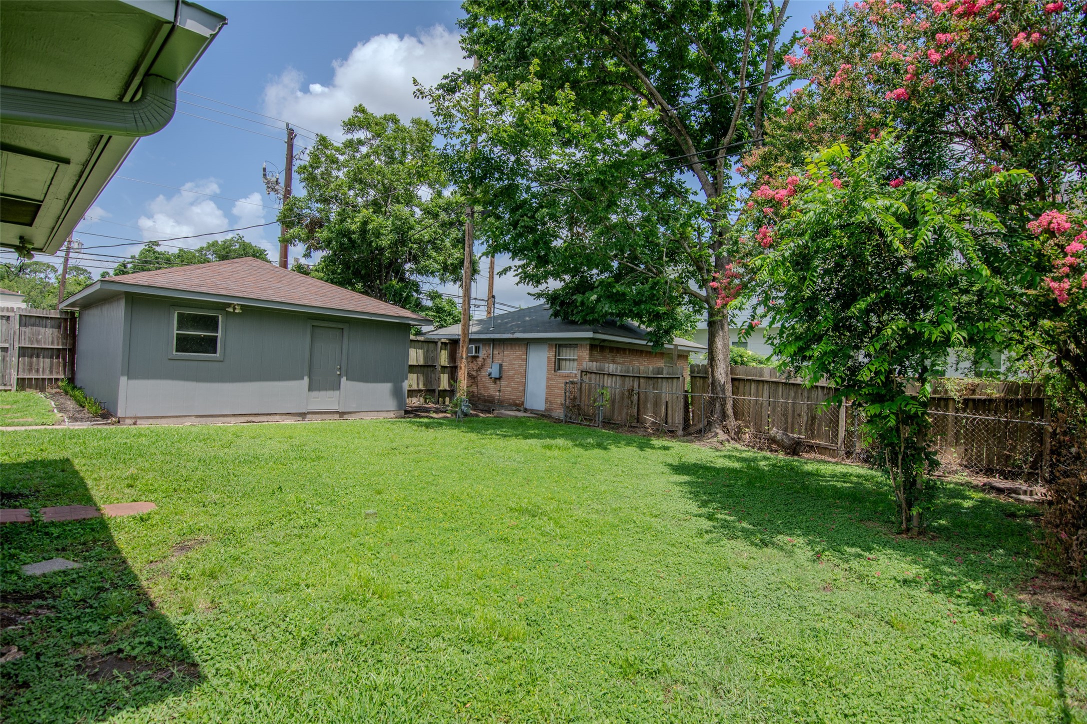 103 East Janisch Road Houston, TX 77022 - Photo 16 of 18 a view of a house with backyard and garden