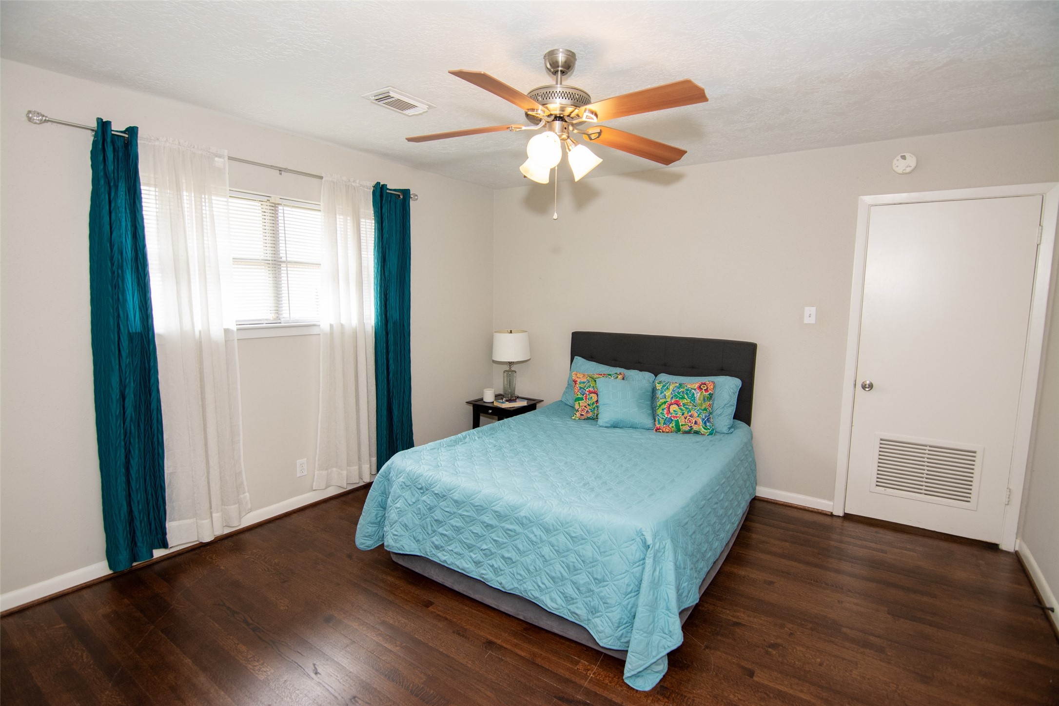 103 East Janisch Road Houston, TX 77022 - Photo 9 of 18 a bedroom with a bed and a window