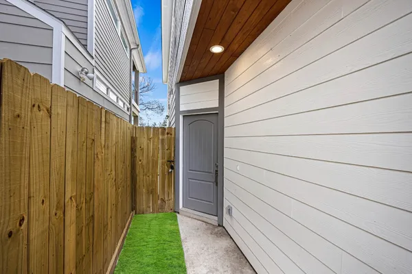 $2,500 | 4512 Noble Street, Houston, TX 77020