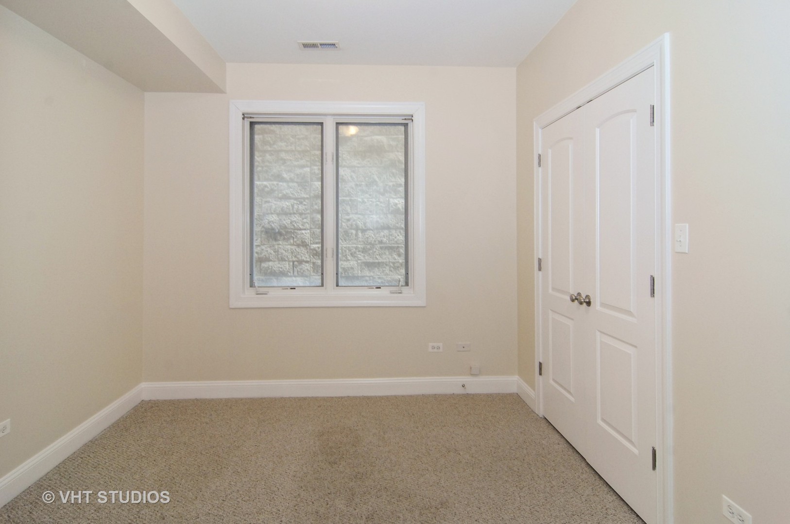 31 East 26th Street, Unit 3 Chicago, IL 60616 - Photo 7 of 10 an empty room with windows