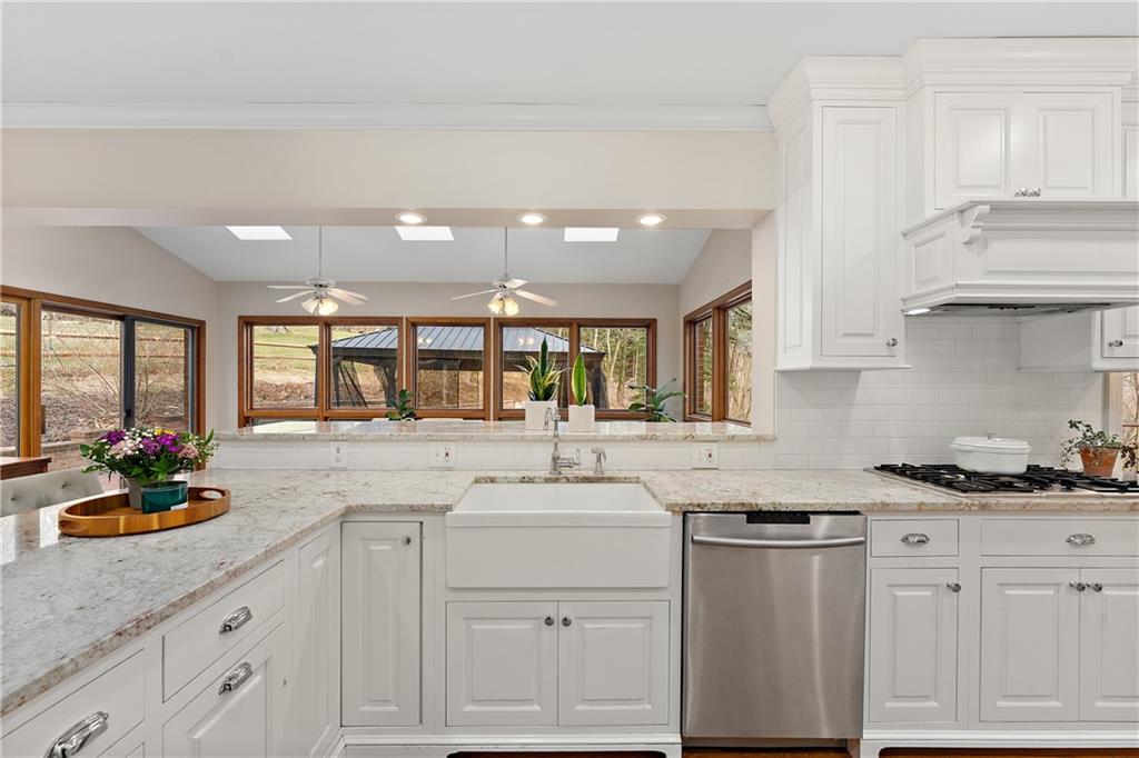 529 Guyasuta Road Pittsburgh, PA 15215 - Photo 3 of 24 Gallery Image 3
