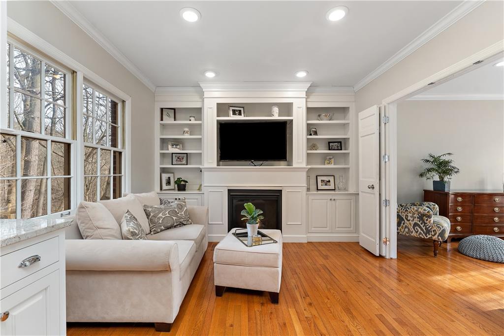 529 Guyasuta Road Pittsburgh, PA 15215 - Photo 5 of 24 Gallery Image 5