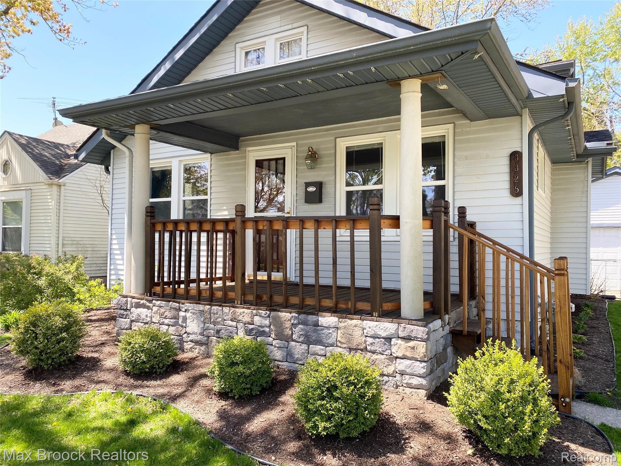 3325 Cumberland Road Berkley, MI 48072 - Photo 3 of 23 Front Porch Just Refinished
