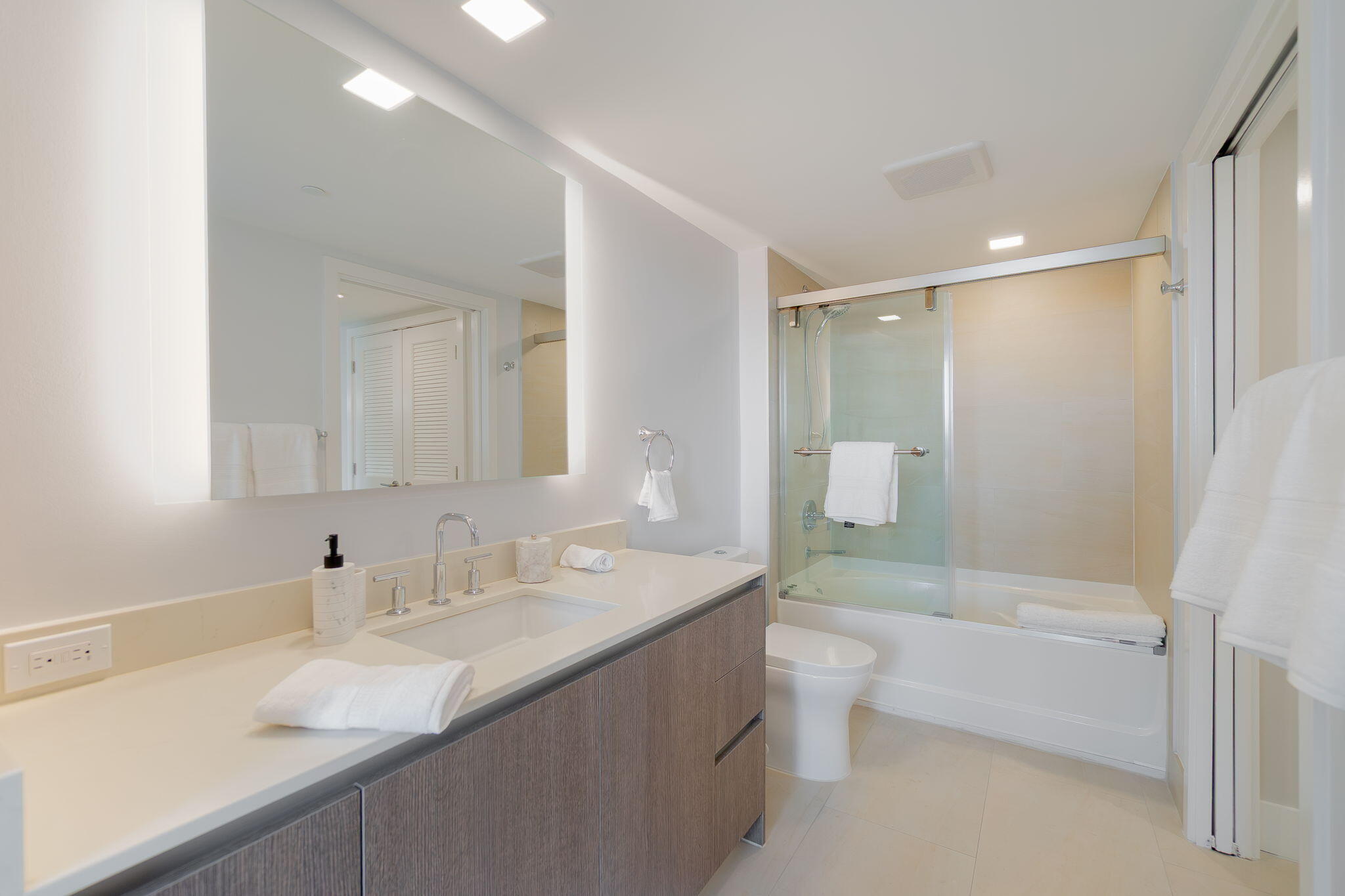 111 Southeast 1st Avenue, Unit 404 Delray Beach, FL 33444 - Photo 21 of 55 Guest bath