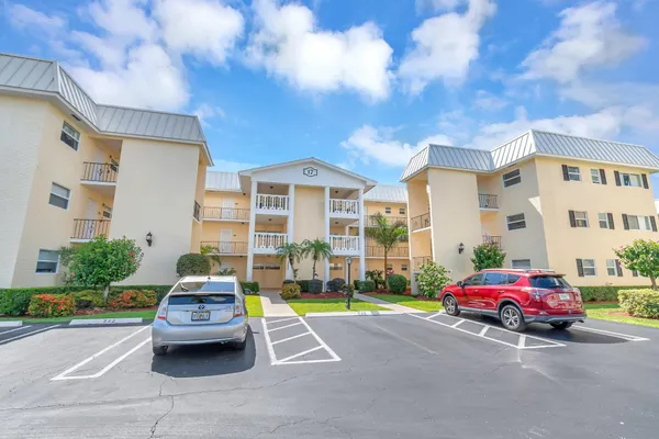 $2,600 | 17 Colonial Club Drive, Unit 204, Boynton Beach, FL 33435