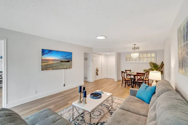 $2,600 | 17 Colonial Club Drive, Unit 204, Boynton Beach, FL 33435