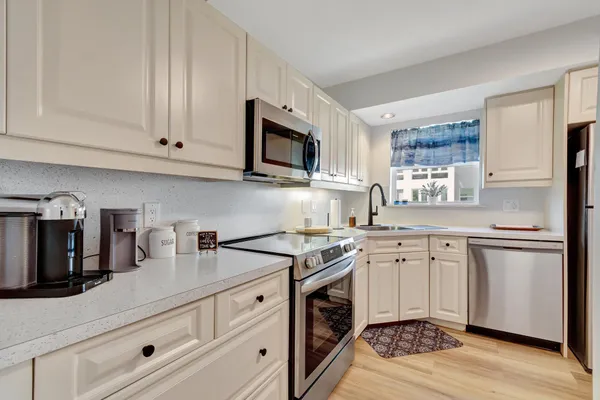 $2,600 | 17 Colonial Club Drive, Unit 204, Boynton Beach, FL 33435