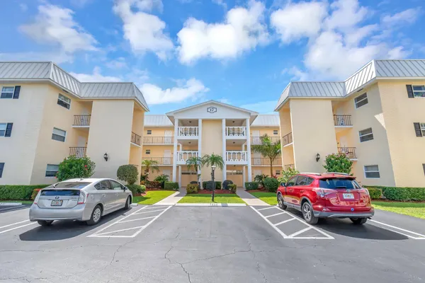 $2,600 | 17 Colonial Club Drive, Unit 204, Boynton Beach, FL 33435