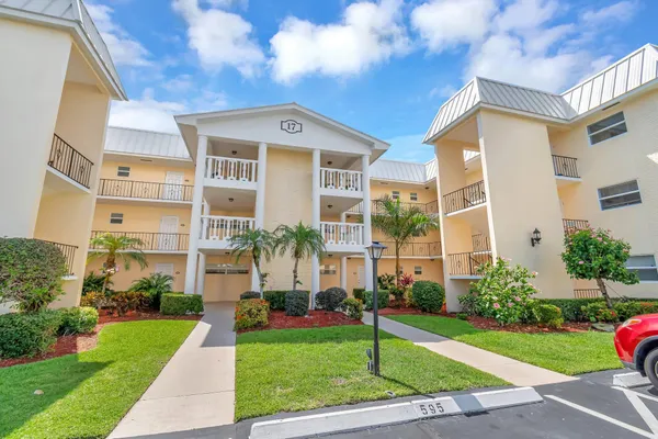 $2,600 | 17 Colonial Club Drive, Unit 204, Boynton Beach, FL 33435