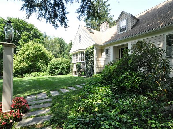 207 Concord Road Lincoln, MA 01773 - Photo 2 of 29 a front view of a house with a yard