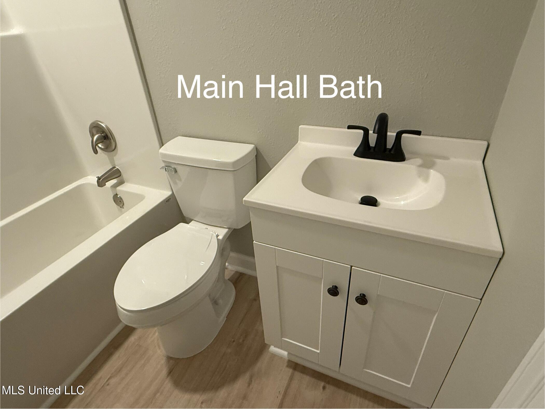 1400 Riverside Drive Gautier, MS 39553 - Photo 29 of 68 Hall bath