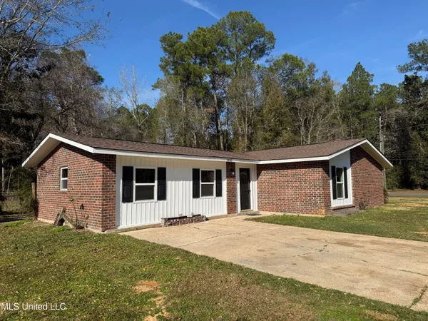 $219,500 | 1400 Riverside Drive, Gautier, MS 39553
