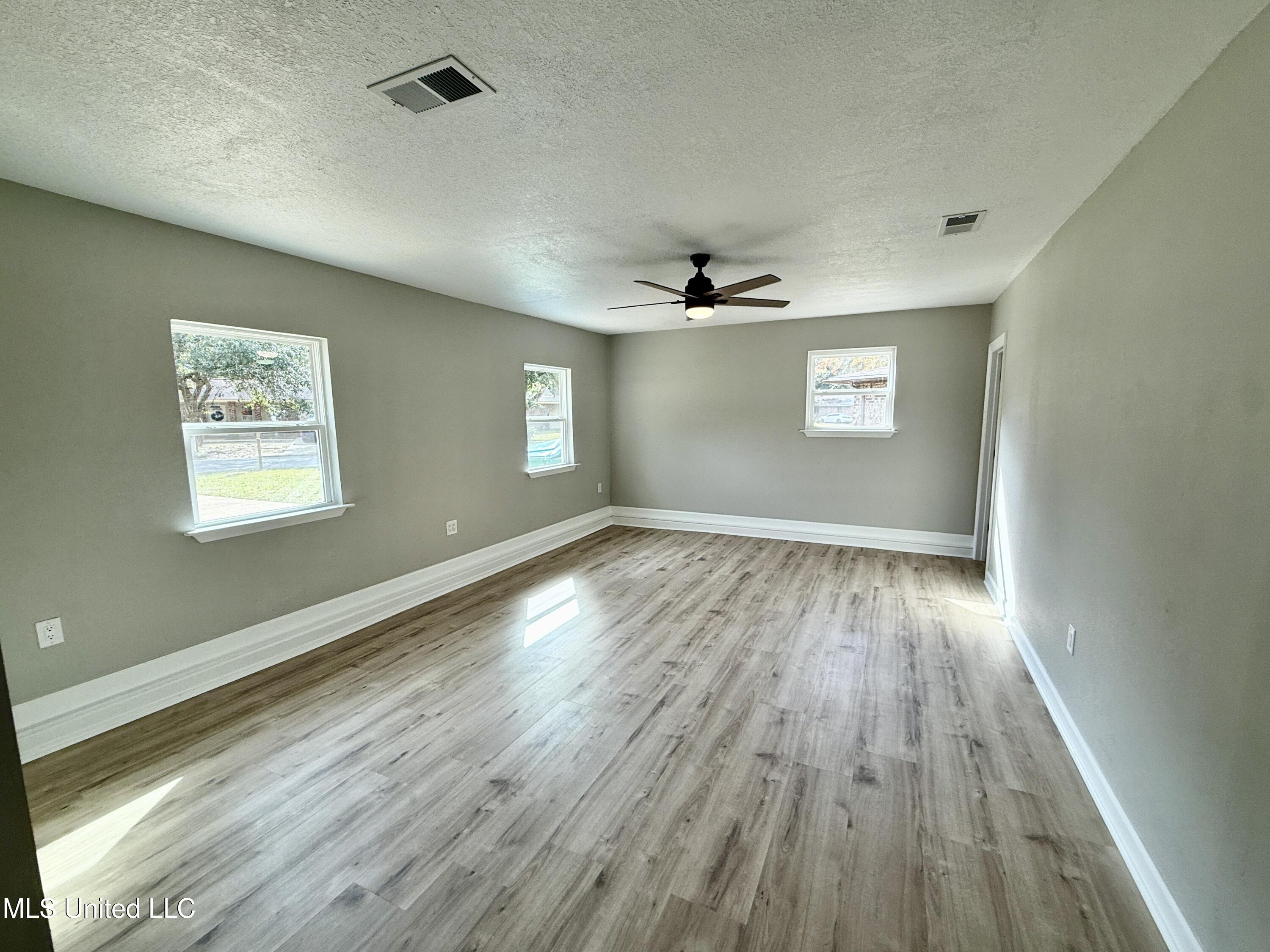 1400 Riverside Drive Gautier, MS 39553 - Photo 33 of 68 Den / office