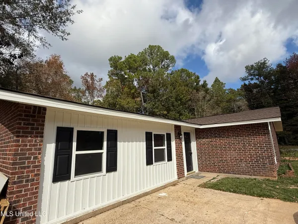 $219,500 | 1400 Riverside Drive, Gautier, MS 39553
