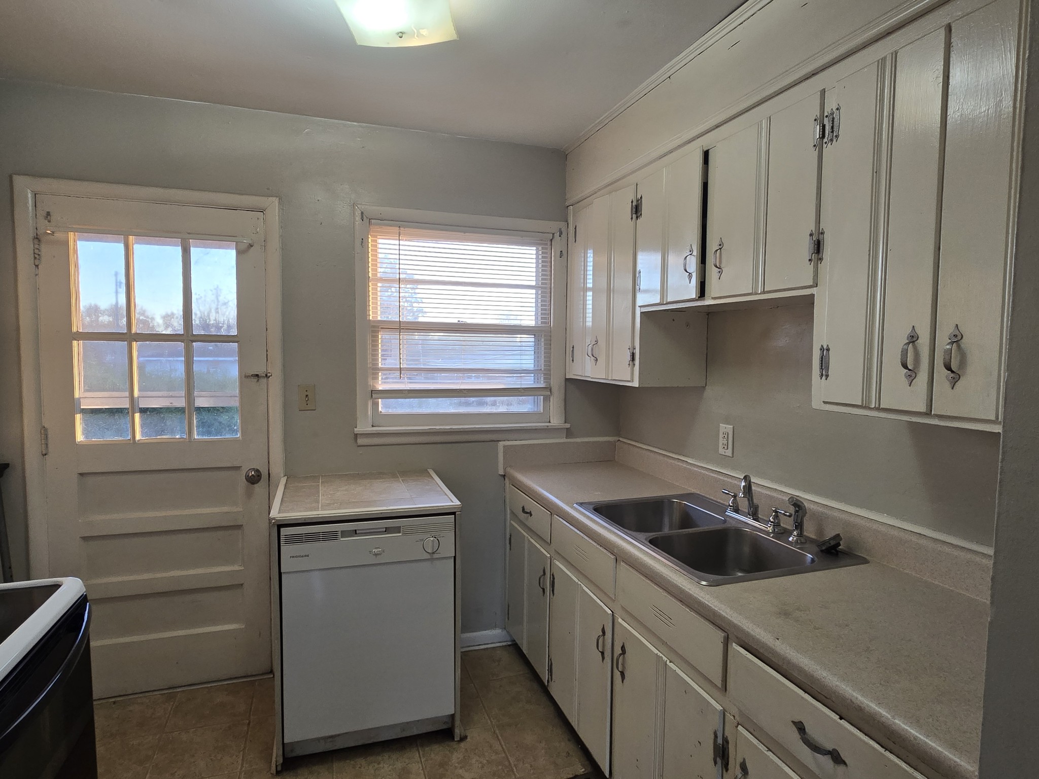 3139 Sunset Drive Springfield, TN 37172 - Photo 3 of 9 a kitchen that has a sink and a stove