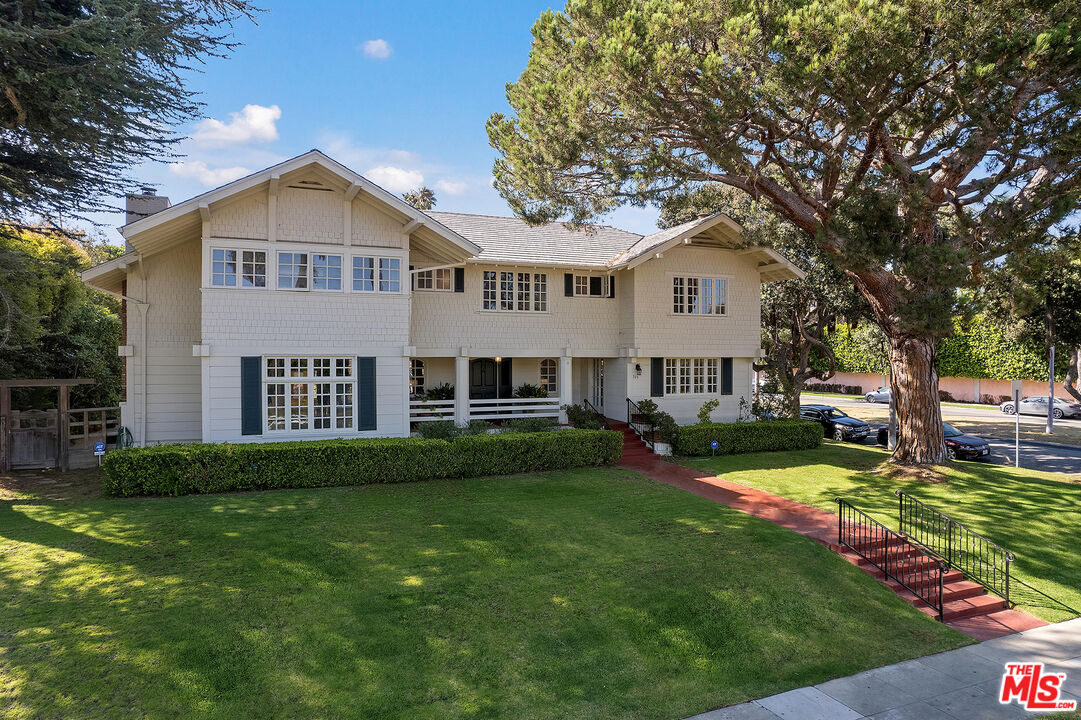 325 Avenue, Santa Monica, CA 90402 Compass