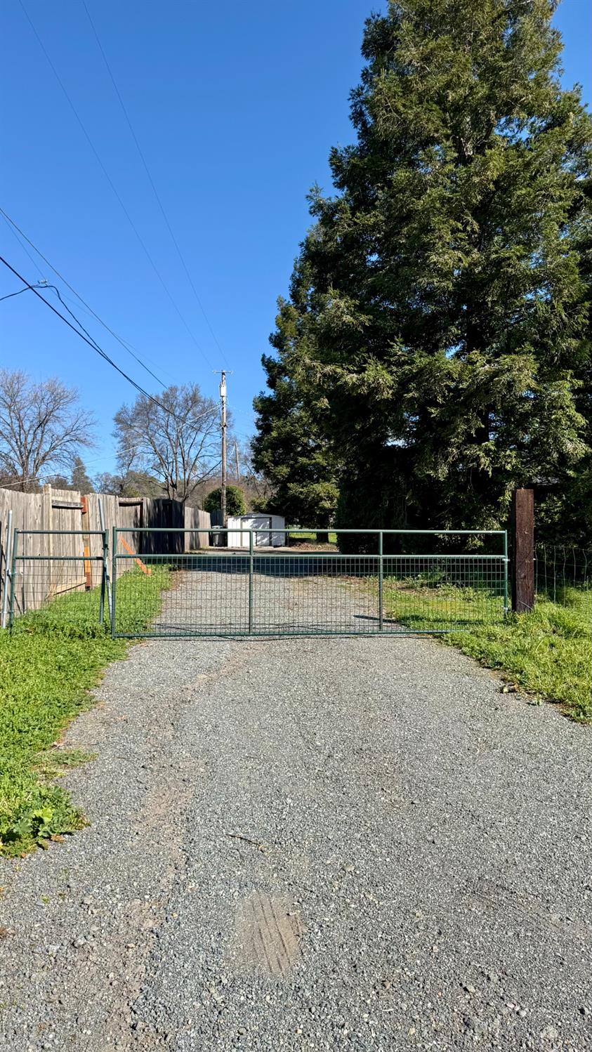 10747 Mt Vernon Road Auburn, CA 95603 - Photo 5 of 33 a view of a tennis ground with large trees