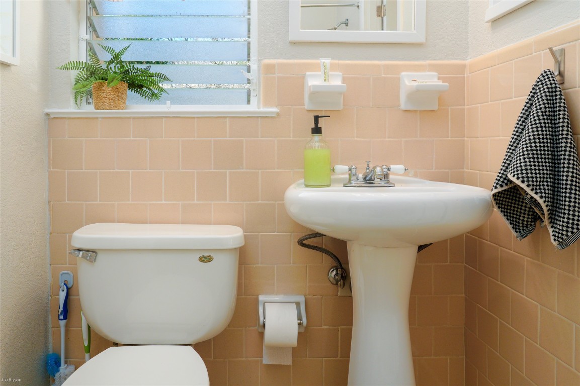 5326 Balcones Drive, Unit D Austin, TX 78731 - Photo 15 of 28 a bathroom with a sink and toilet