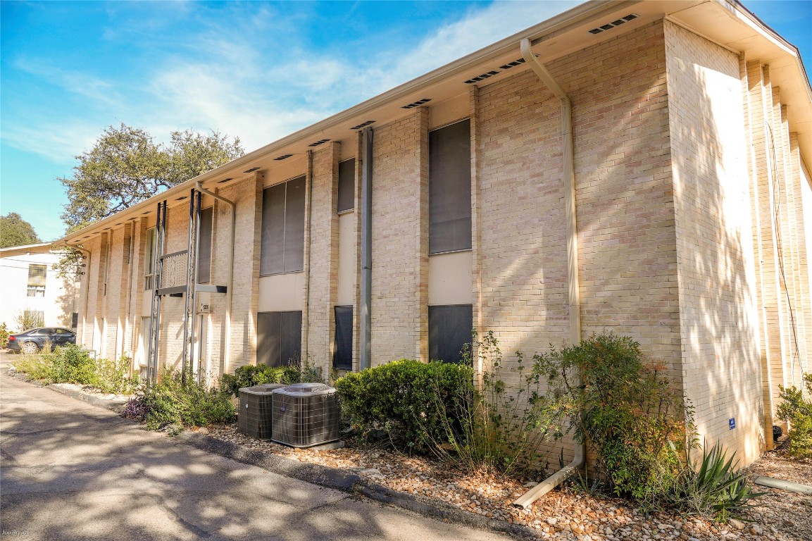 5326 Balcones Drive, Unit D Austin, TX 78731 - Photo 27 of 28 a view of a back yard of the house
