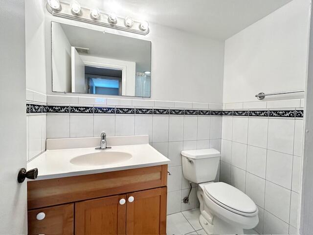 715 Normandy Lane Delray Beach, FL 33484 - Photo 27 of 43 a bathroom with a toilet a sink and mirror