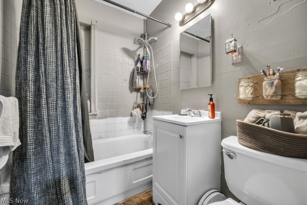 4875 Marigold Road Mentor, OH 44060 - Photo 11 of 27 Bathroom with vanity and shower / bathtub combination with curtain