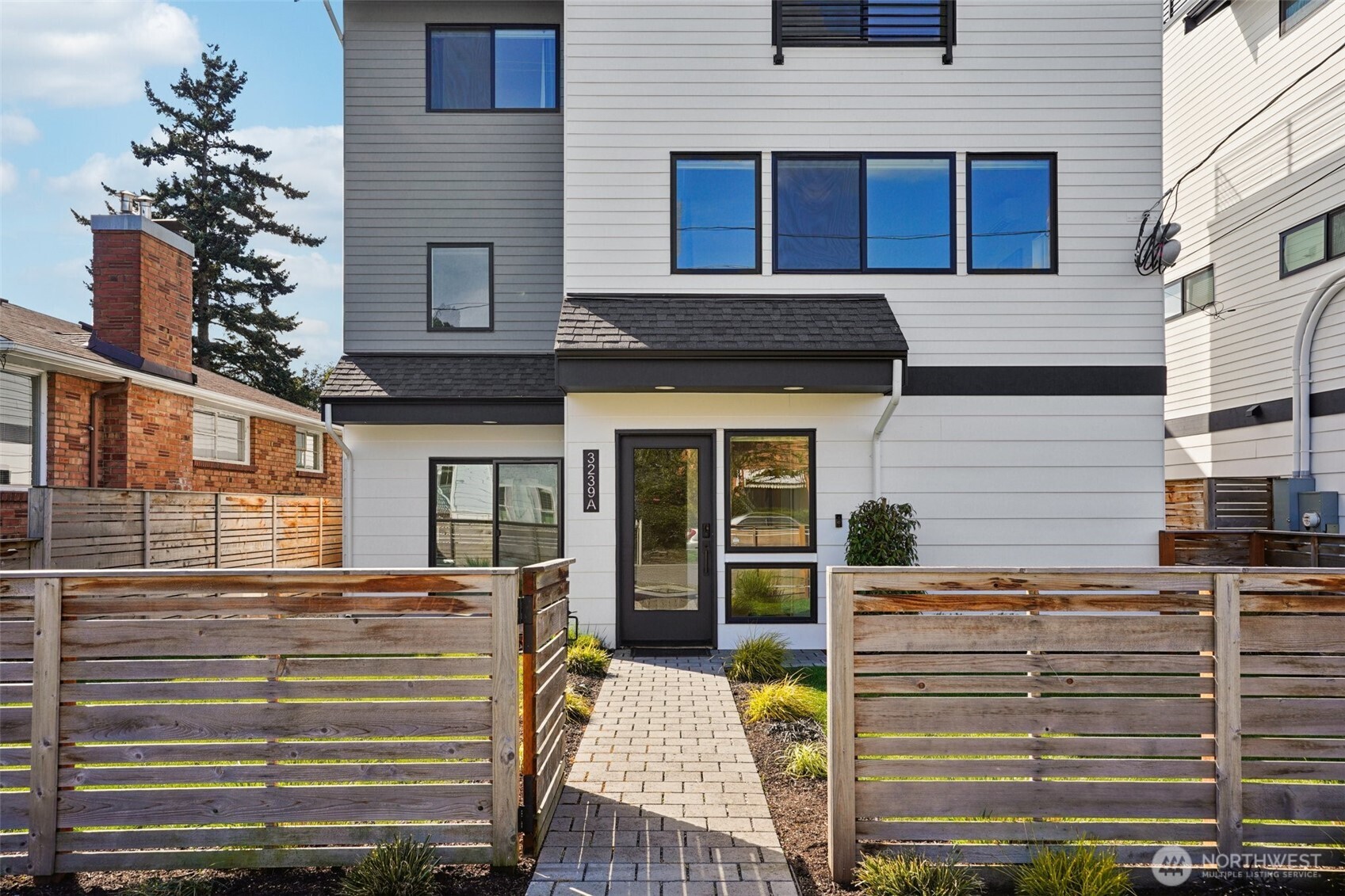 3239 61st Avenue Southwest Seattle, WA 98116 - Photo 3 of 40
