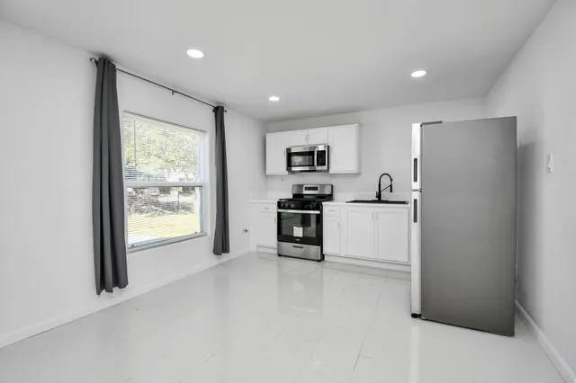 $1,200 | 11127 Melba Lane, Houston, TX 77041