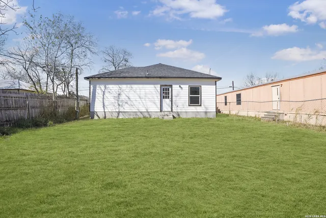 $213,998 | 804 Peach Street, Jourdanton, TX 78026