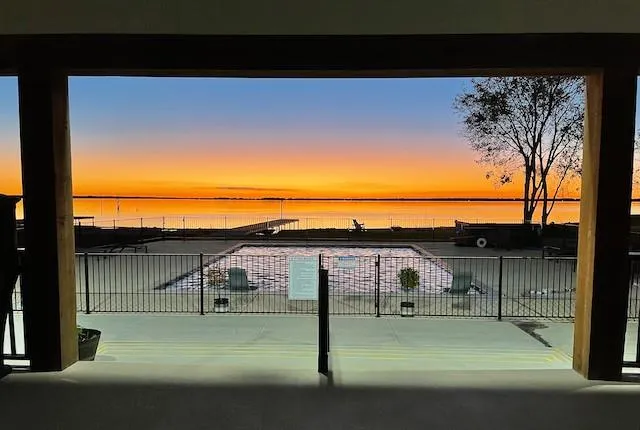 a view of a back yard