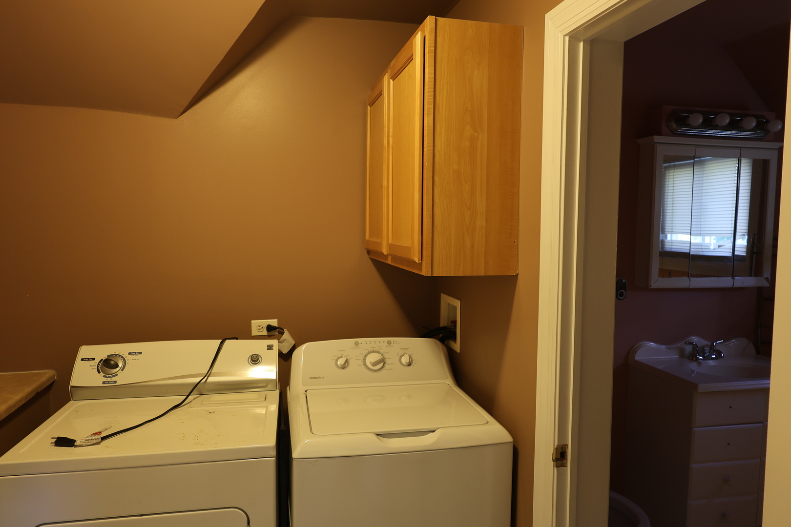 2911 Emmaus Avenue Zion, IL 60099 - Photo 20 of 28 a utility room with dryer and washer