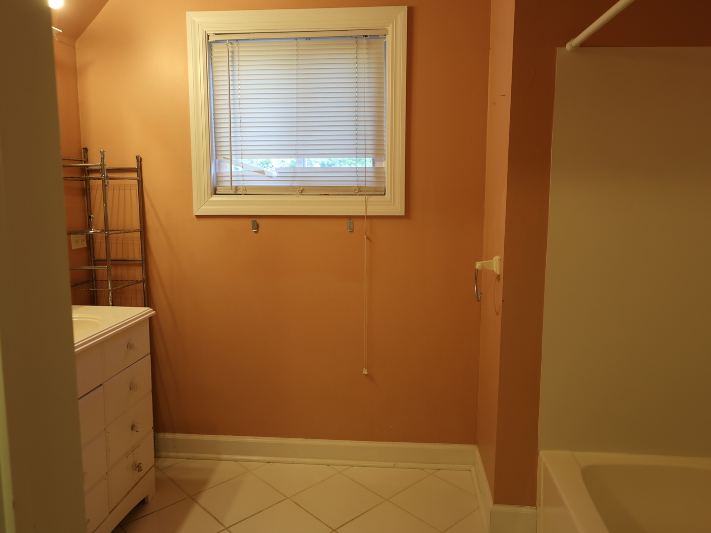 2911 Emmaus Avenue Zion, IL 60099 - Photo 22 of 28 a bathroom with a bathtub