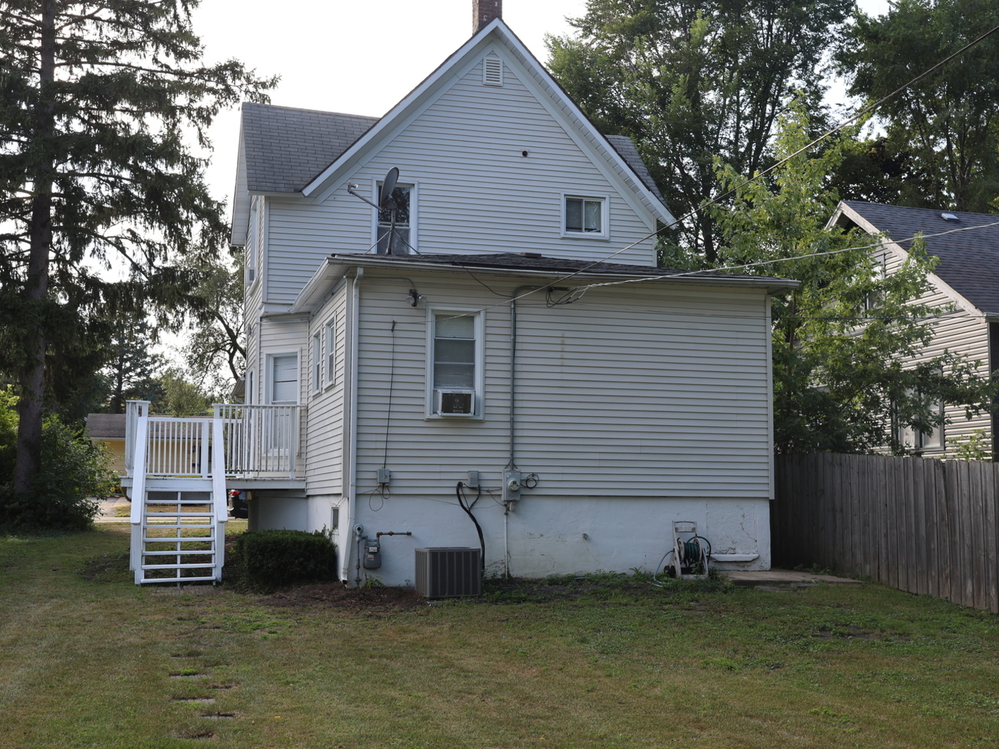 2911 Emmaus Avenue Zion, IL 60099 - Photo 27 of 28 a front view of a house with a garden