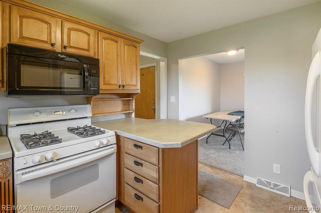 11170 Coldwater Road Flushing, MI 48433 - Photo 9 of 21