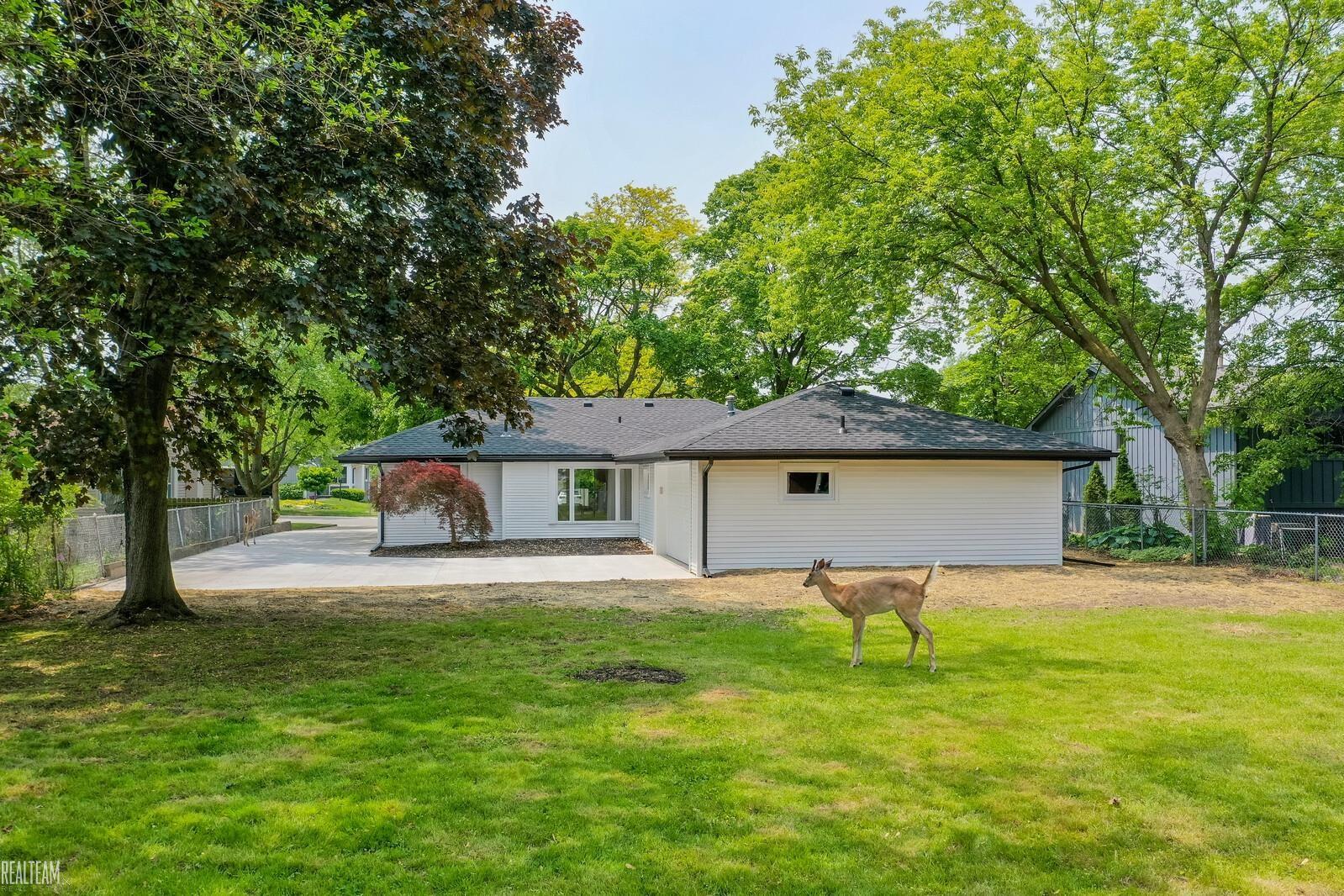 330 North Helen Avenue Rochester, MI 48307 - Photo 3 of 41 50177266-2271296a-e910-4991-bec6-017e7dc0abf0.JPG