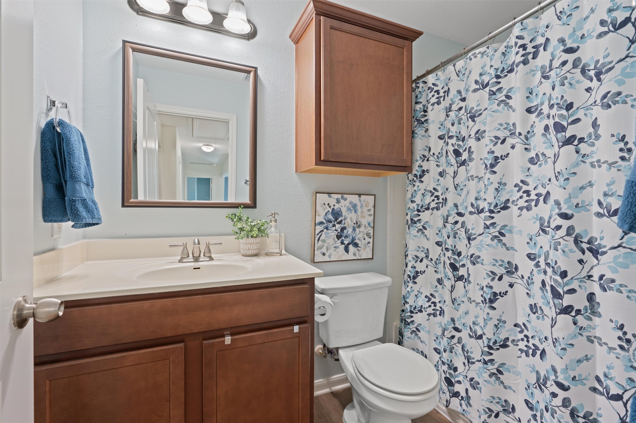 505 Granger Road Georgetown, TX 78626 - Photo 19 of 34 Full bathroom that services the guest bedrooms. The mirror was recently installed.