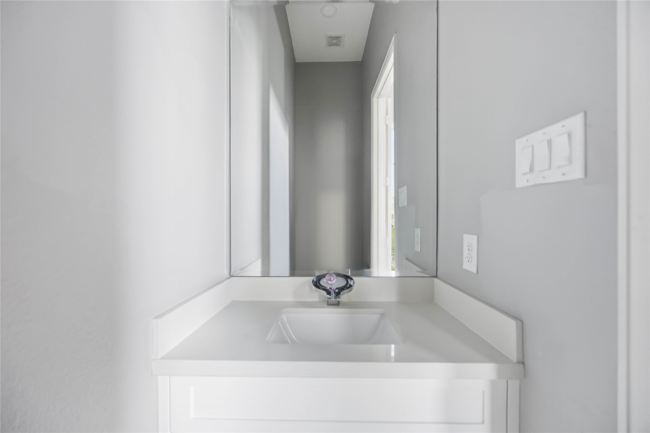 708 Schwartz Street Houston, TX 77020 - Photo 19 of 25 a bathroom with a sink